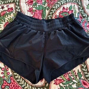 Lululemon Hotty Hot Low-Rise Lined Short 2.5 - size 4